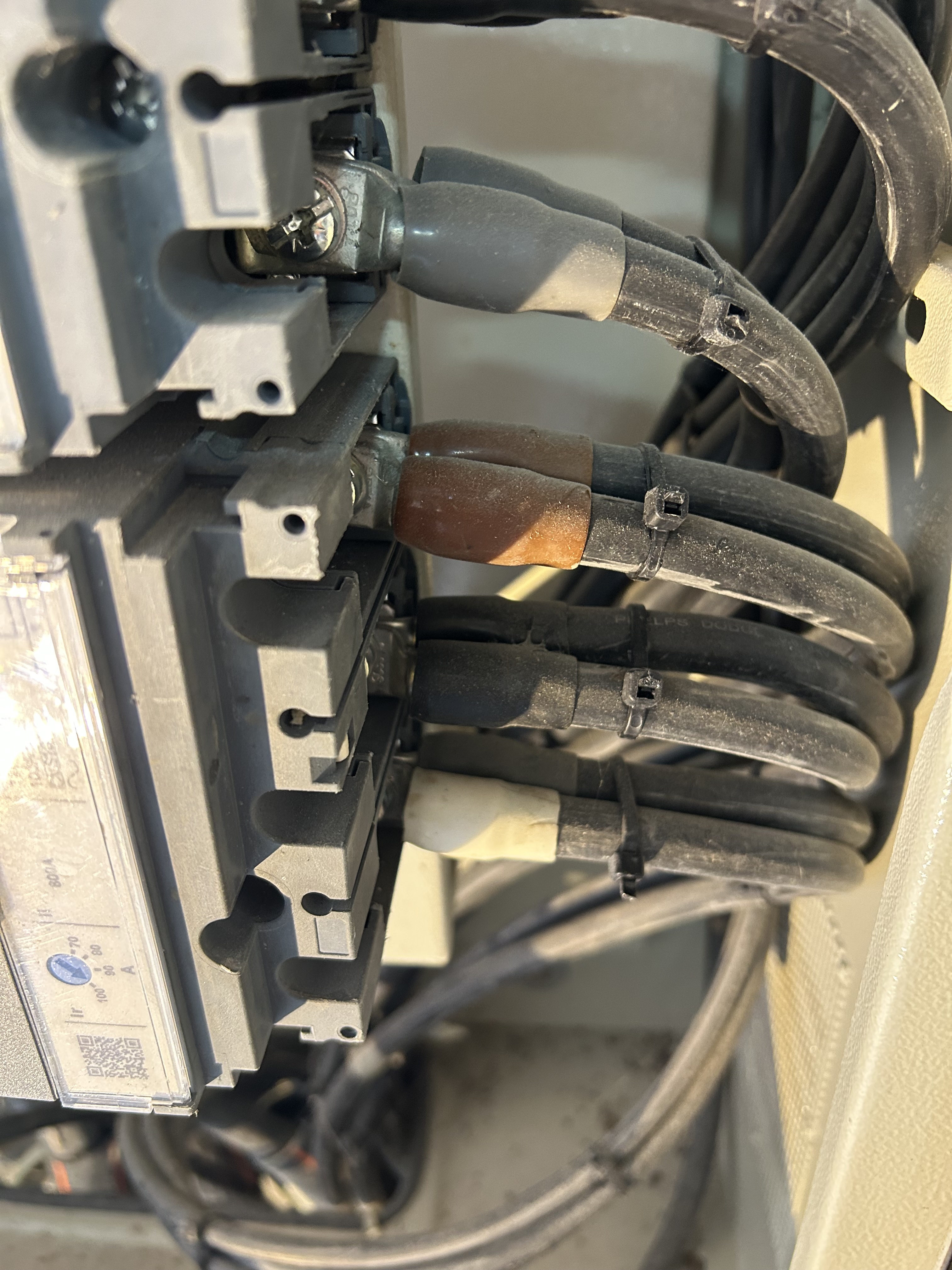 Too much power for a 100A breake that have been splited with a new connection.