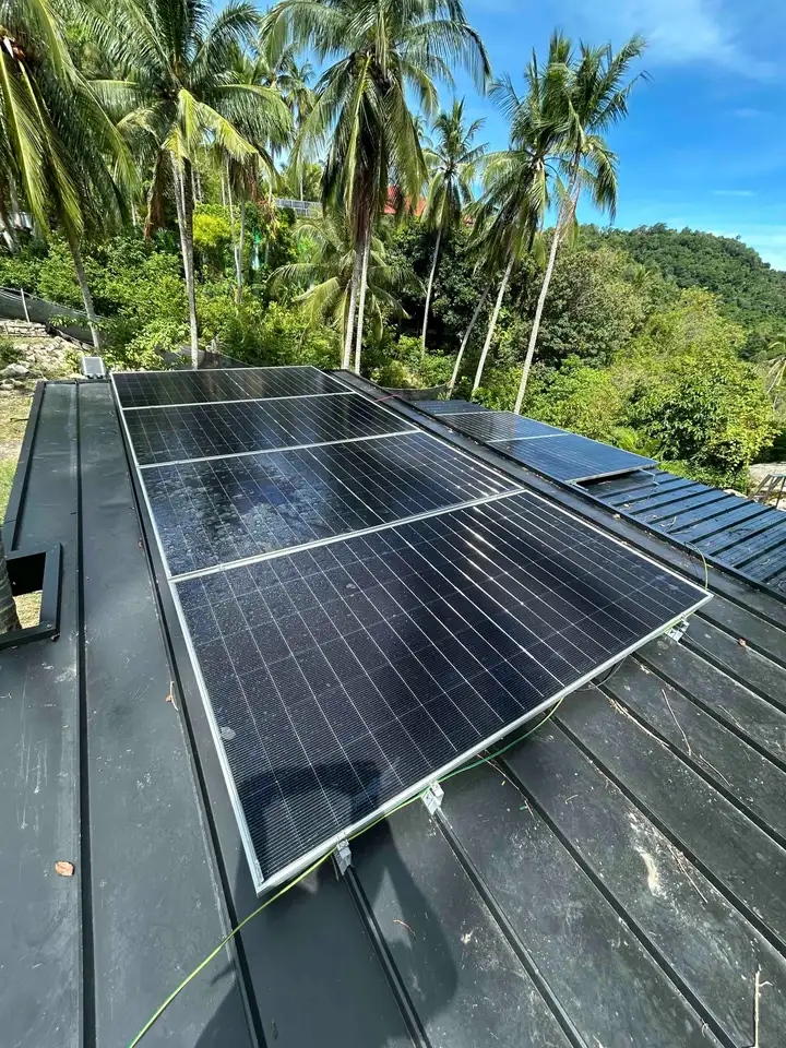 6 Jinko 730Wp panels on the roof.